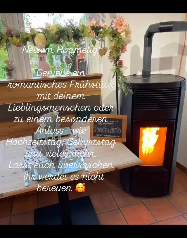 Instagram-Beitrag: Tisch im Café vor dem Kaminofen, mit Text zum Frühstück