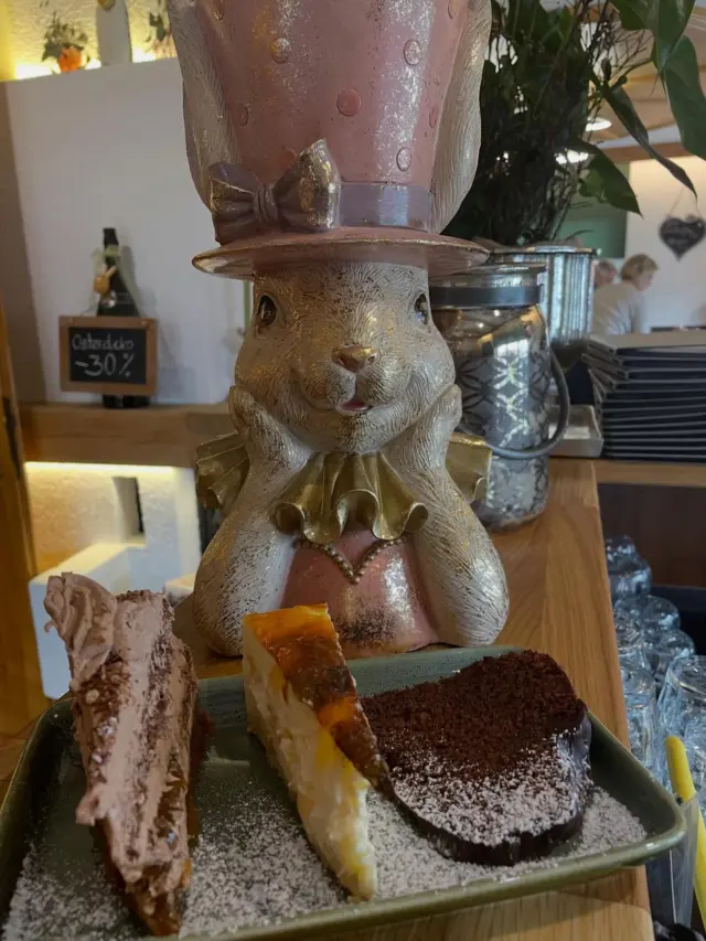 Instagram-Beitrag: Kuchenstücke auf einem Tablett, dahinter ein Deko-Hase mit Hut