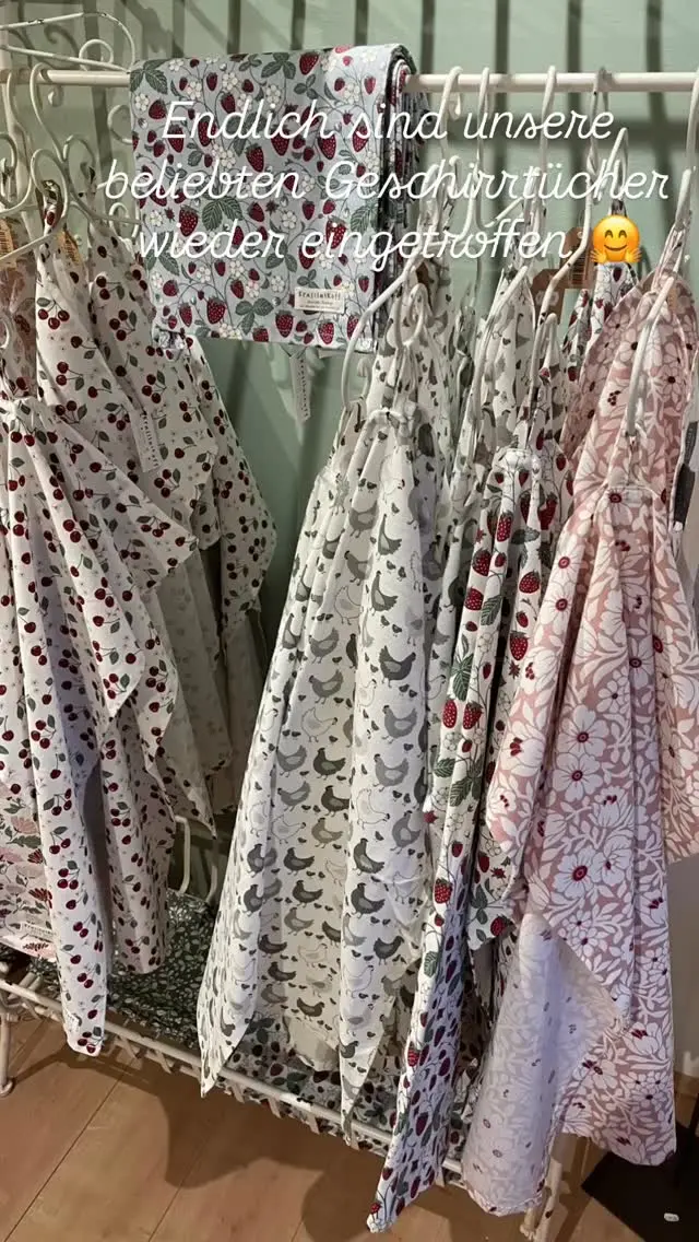 Instagram-Beitrag: Aufgehängte Stoffe mit Blumenmuster in Grün und Rot