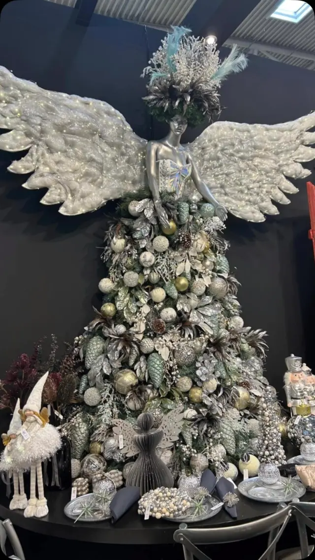 Instagram-Beitrag: Silberner Engel über einem Weihnachtsbaum, gesehen auf der Trendset München