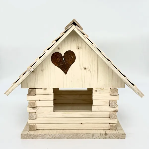 Vogelhaus aus hellem Holz mit einem Herz aus Edelrost im Giebel.